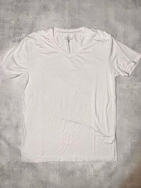 ESNTLS white v neck Medium